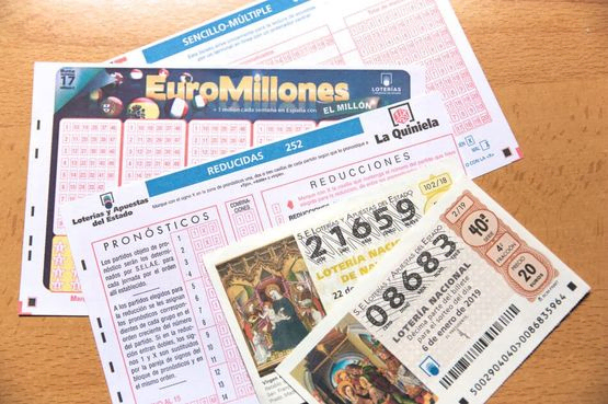 diferentes boletos de lotería y apuestas